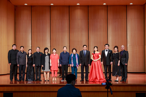 学校领导与音乐会演出人员合影留念_副本.jpg 学校领导与音乐会演出人员合影留念_副本.jpg