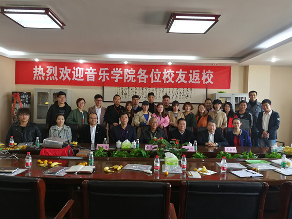 校友座谈会合影2修改.jpg 校友座谈会合影2修改.jpg