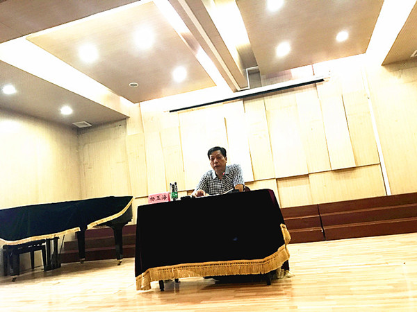 书记作报告2.jpg 书记作报告2.jpg