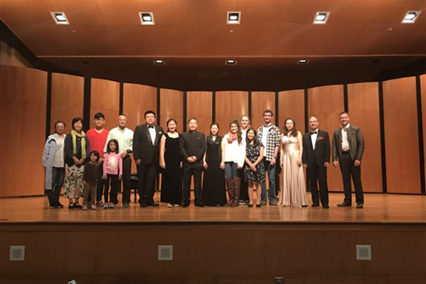 美国音乐会合影留念22.jpg 美国音乐会合影留念22.jpg