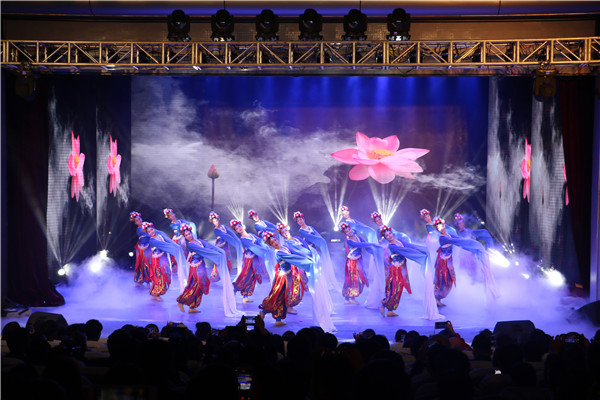 3、舞蹈《袖舞蹁跹》.jpg 3、舞蹈《袖舞蹁跹》.jpg