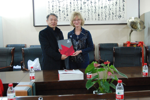 双方交换礼品.jpg 双方交换礼品.jpg