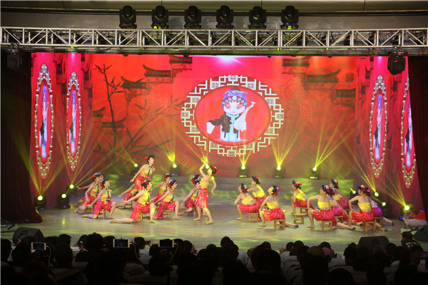 6、舞蹈《虎妞看大戏》.jpg 6、舞蹈《虎妞看大戏》.jpg