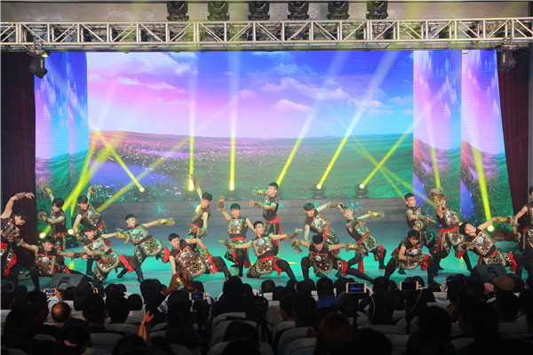 9、舞蹈《天堂草原》.jpg 9、舞蹈《天堂草原》.jpg