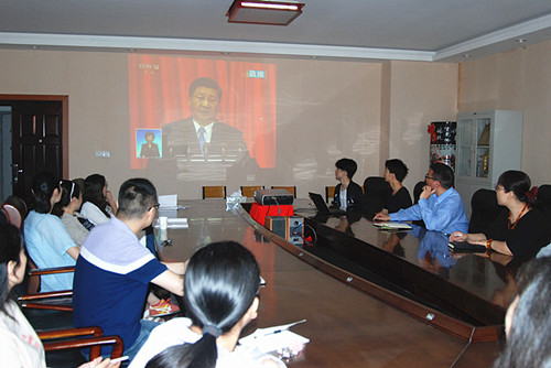 收看纪念马克思诞辰200周年大会现场_副本.jpg 收看纪念马克思诞辰200周年大会现场_副本.jpg