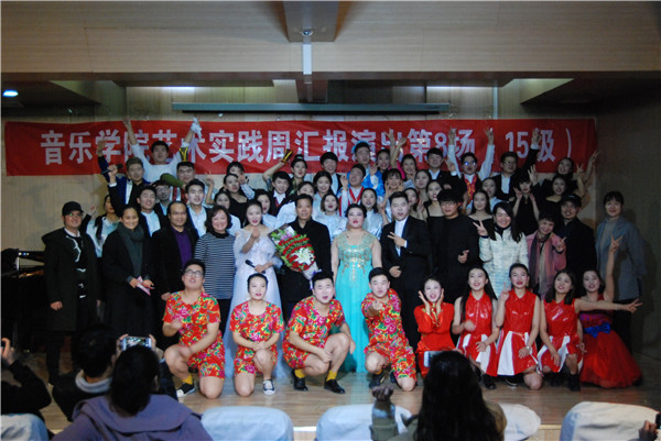 院领导与全体演职人员合影留念_副本.jpg 院领导与全体演职人员合影留念_副本.jpg