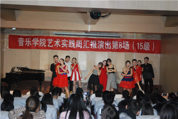 演出现场1.jpg 演出现场1.jpg