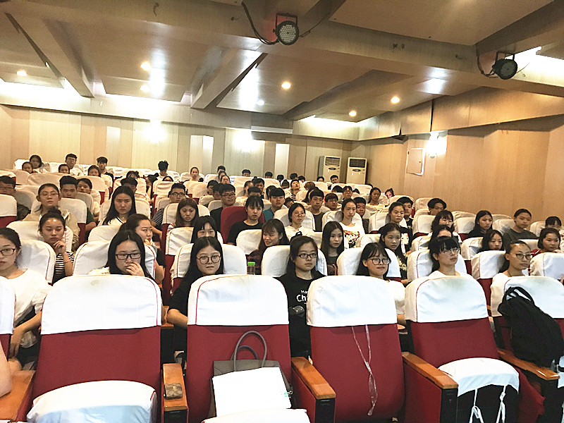 新生报告会现场.jpg 新生报告会现场.jpg