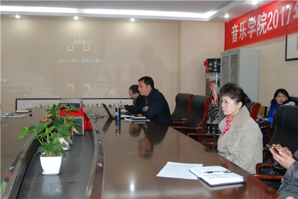 党总书记杨玉海作报告.jpg 党总书记杨玉海作报告.jpg